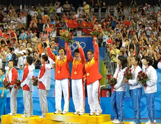 图文奥运乒球女团决赛前三名得主颁奖典礼