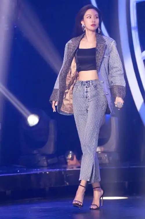 王霏霏长发太飘逸,舞台上魅力四射,劲歌热舞很有气氛_腾讯新闻