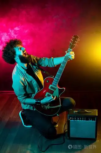 摇滚音乐家正在弹电吉他.