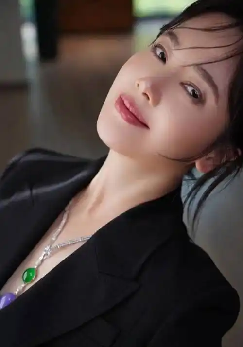 左小青换发型好显年轻,真空穿西装罕见秀曲线,普通阿姨没这气质_时尚