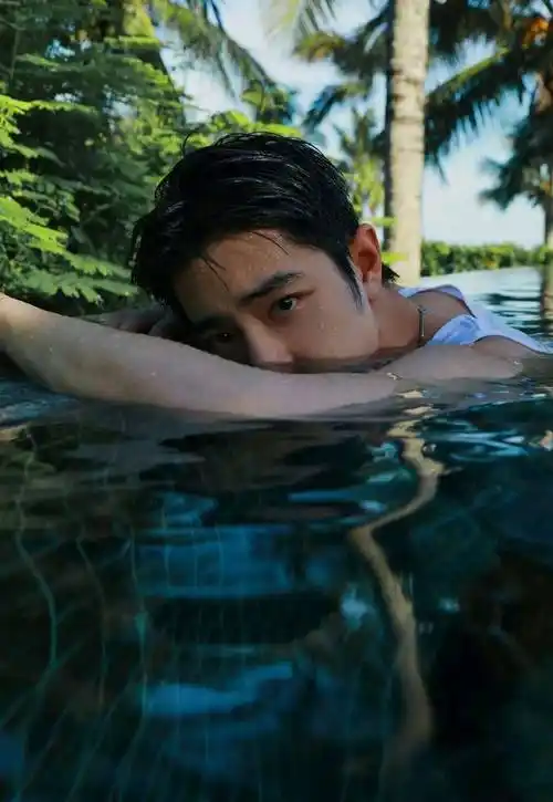 肖战泳装大片登顶男明星热度榜,这欲说还休的诱惑!_身体_感觉_汗珠