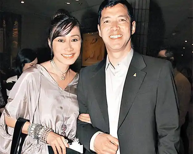 除了王盛德,王敏德还有一个拍戏的兄弟,他就是黄哲伦.