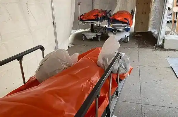 死者堆满医院纽约决定将尸体放冷冻车储存最长可放1年