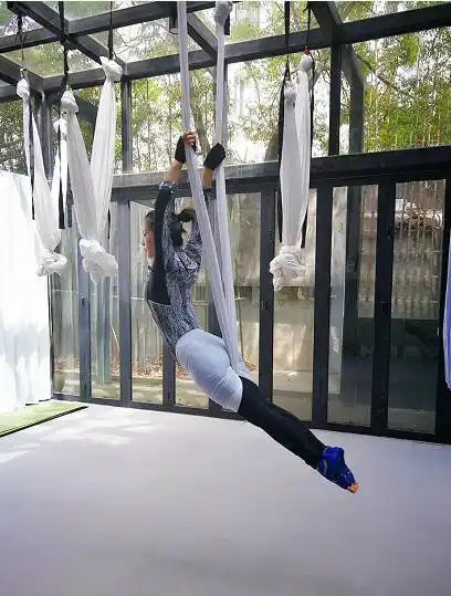 你没看错是头部朝下吊起动作太高难,刘涛秀空中瑜伽!