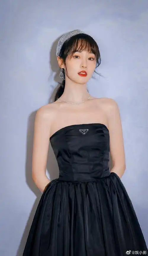 郑爽prada黑色抹胸裙##郑爽粉色纱裙