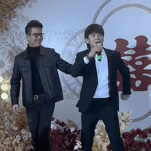 38岁歌手六哲返回老家补办婚礼!