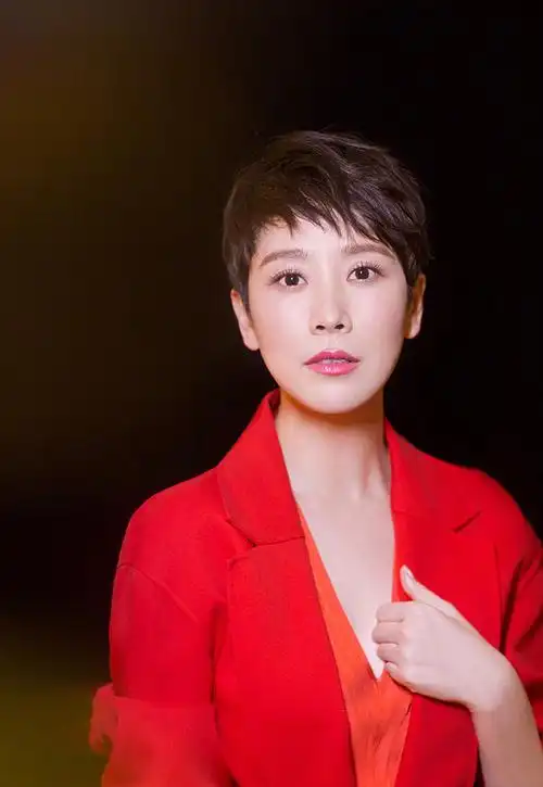 海青红色大衣短发风情写真图片