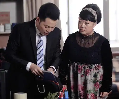 58岁老戏骨张海燕,专注"网恋"吃嫩草,与小28岁丈夫隔空秀恩爱