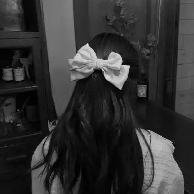 头像黑白女背影伤感