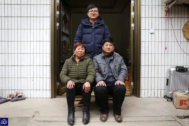 每次返程的时候,父母总会在孙鹏飞的箱子里塞满家乡特产.