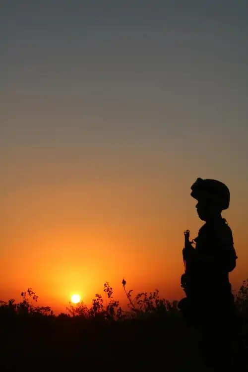 守望一轮明月你一身戎装屹立不动戍国卫边的界碑当夕阳渐渐拉长