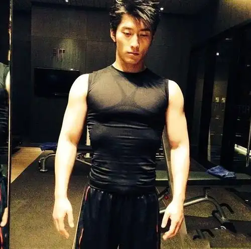 大家也都发现,窦骁的身材非常好,是那种穿衣显瘦,脱衣有肉的身材,拥有