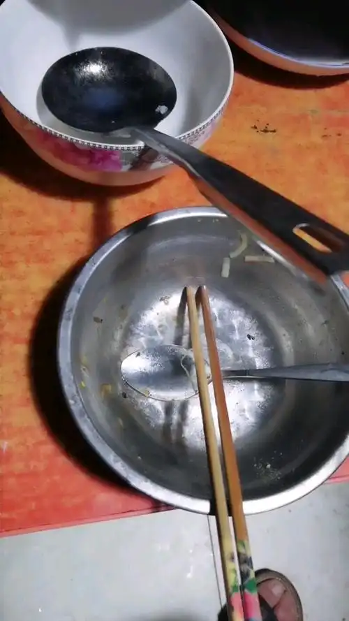 小年夜饭只能看空碗充饥