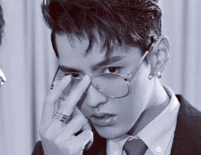 吴亦凡:一个左右手通用的男人,写字吃饭打篮球通通不在话下