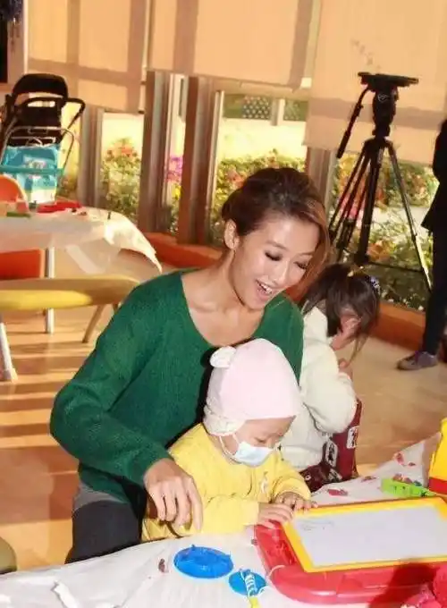 她换男友如换衣服,多情胜过父亲,39岁未婚产女,女儿生父成谜_谢婷婷