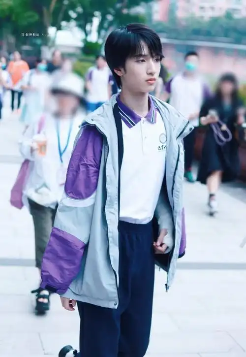 严浩翔会考结束,再开学就要步入高三忙碌的学业中了,穿校服的男高生小