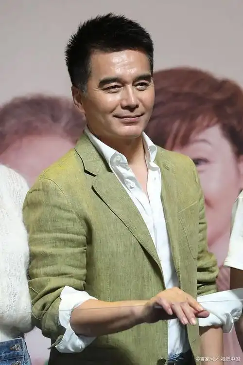 许亚军4次婚变2个孩子,与何晴分手后再娶美女,如今他生活幸福吗