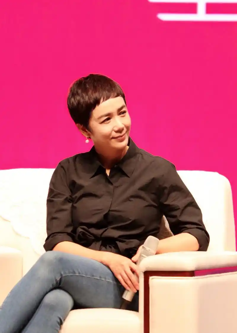 蒋雯丽剪款短发减龄了10岁不止49岁意外嫩回29岁颜值气质飙升