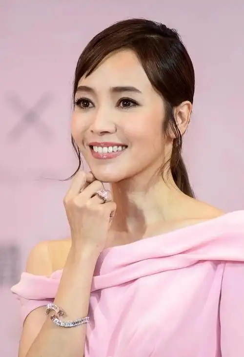 40岁侯佩岑无ps照还这么美一袭粉装似少女网友杀伤力强