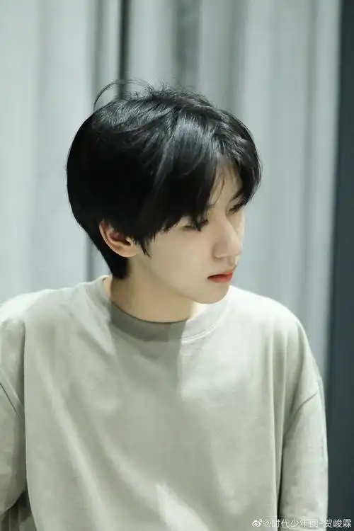 贺峻霖更博:你们眼中的我 侧颜线条好绝!_高清图集_新浪网