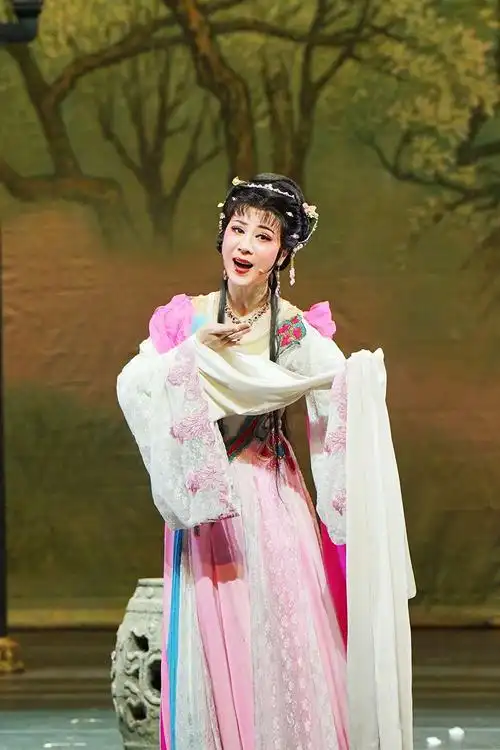 上海越剧院红楼团演出的越剧《甄嬛》剧照分享