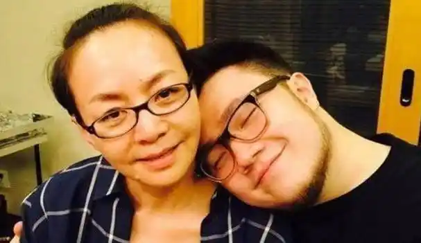 原创58岁宋丹丹与亲家母带娃,孙子肉嘟嘟软萌可爱,像极巴图小时候