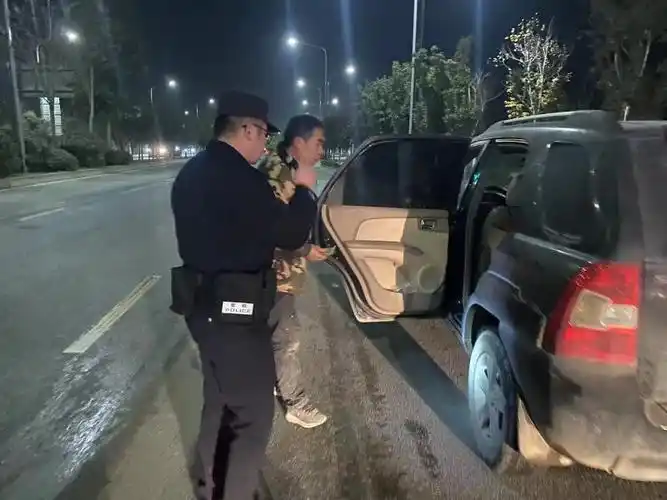 西安市公安局高陵分局湾子派出所开展巡逻盘查工作西安市公安局