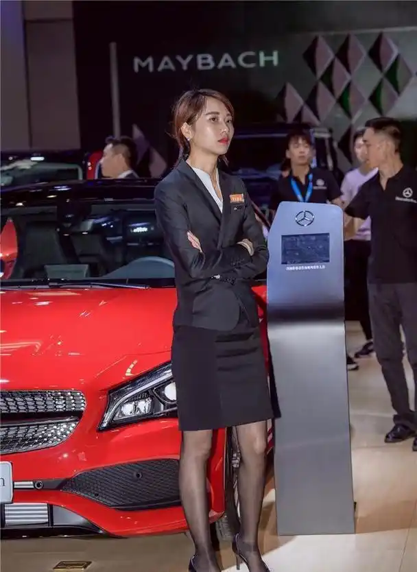街拍车展上的黑丝美女销售经理