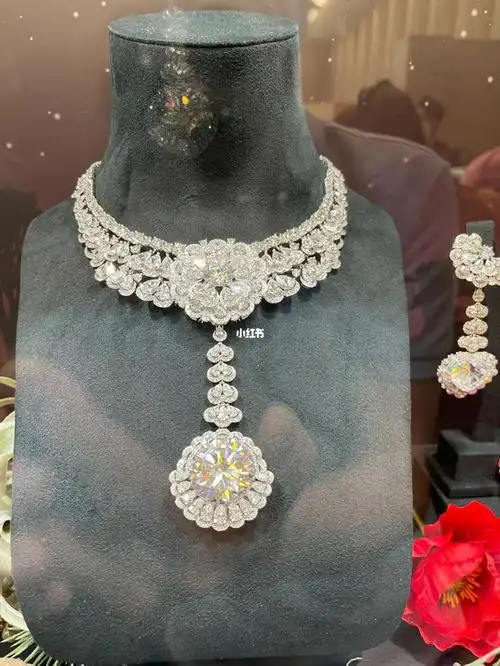 价值80亿日元的萧邦钻石项链