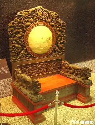 组图:清东陵珍贵文物在上海展出(4)