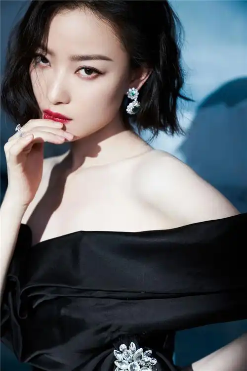 美女海报性感墙贴倪妮明星艺术壁纸贴画卧室现代装饰画