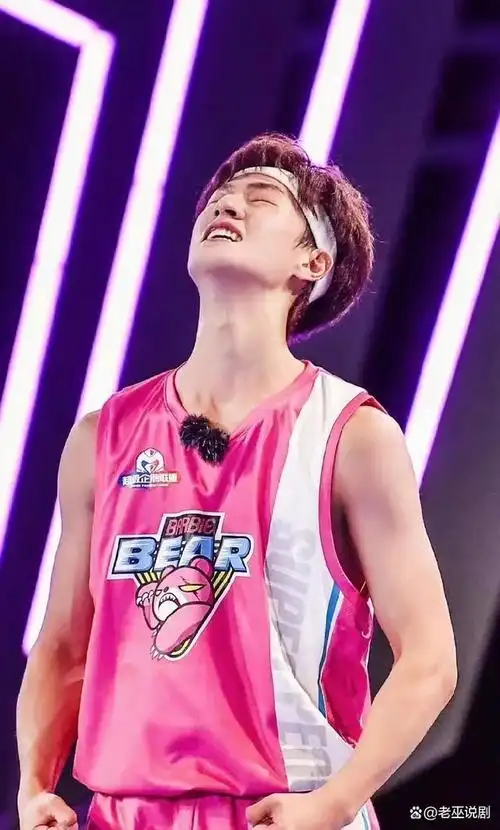 看看男明星们打篮球的精彩瞬间,太帅了,太迷人了!