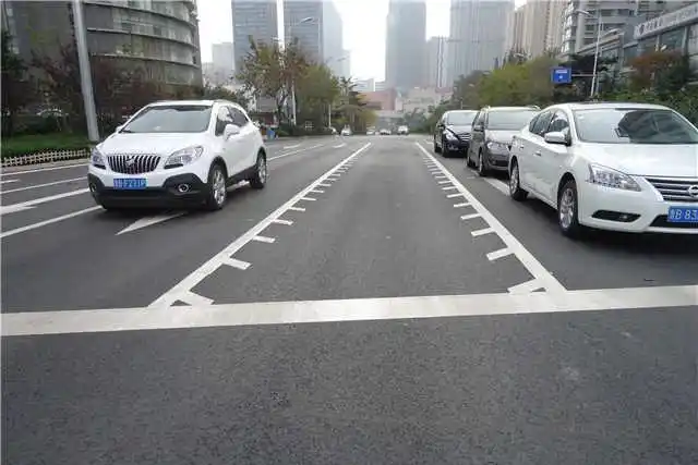 注意,碰到此类锯齿车道可别乱开,开错二次直接吊销驾照