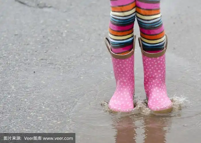 雨靴在水坑里跳跃