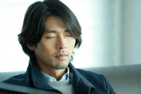 玄彬的中长发蓄胡须照曝光,颓废性感造型,截然不同的魅力