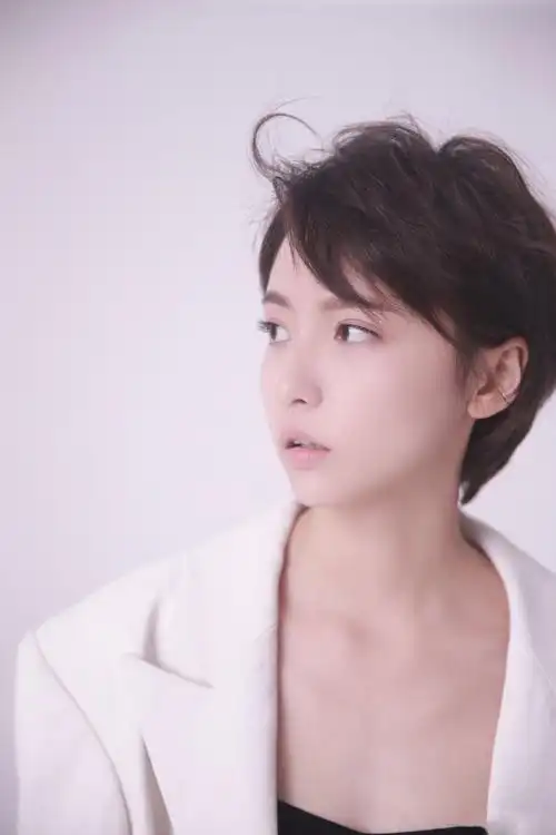 成果西装吊带性感写真图片66