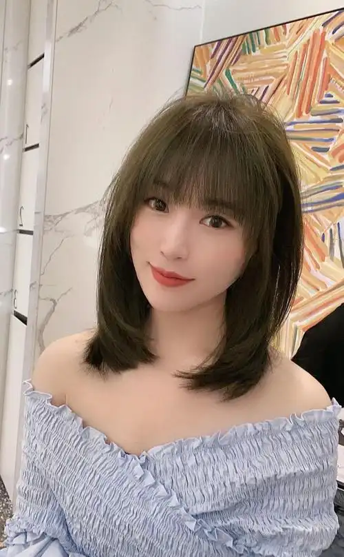 锁骨发是一种比波波头稍长一点的发型,既拥有短发的蓬松效果,还拥有