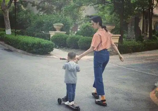 原创孙俪为6岁女儿庆生只字不提邓超两人还准备要三胎