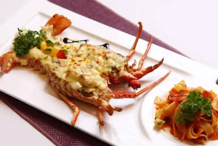 芝士焗龙虾,浓郁的芝士香味加上鲜嫩的肉质,不信你不流口水