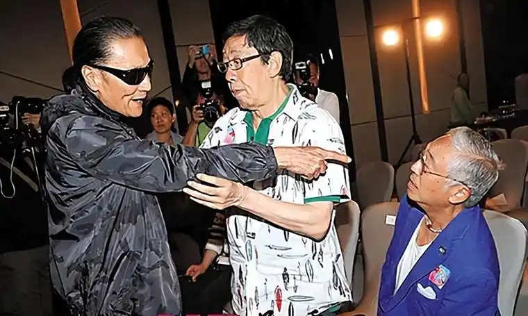 不仅打中了曾江,还把坐在两人中间的胡枫的眼镜给打掉了