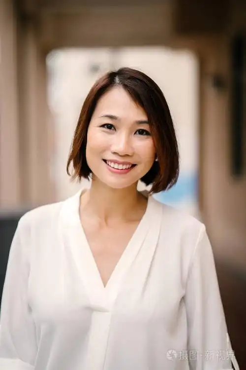 她在白天站在走廊里, 自信地微笑着.