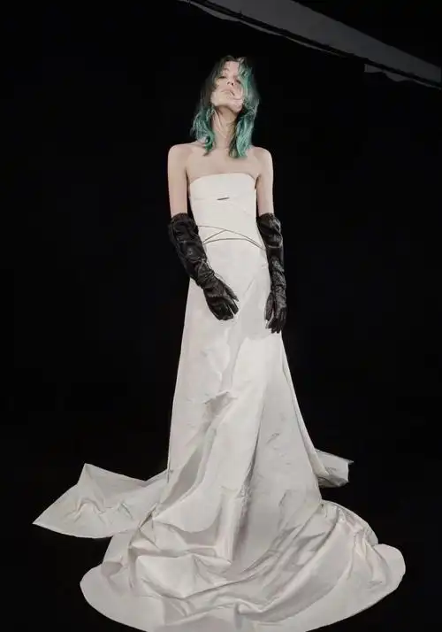 72岁婚纱女王王薇薇亲自上阵穿婚纱拍大片扮新娘个性十足