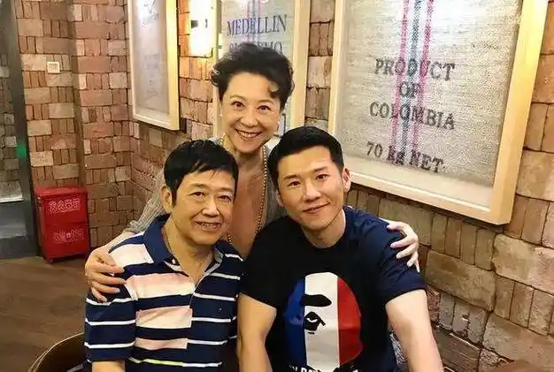 老照片(617) 演员王馥荔全家福(丈夫王群,儿子王骁). - 抖音