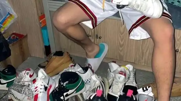 每个篮球体育生至少有十多双篮球鞋吧