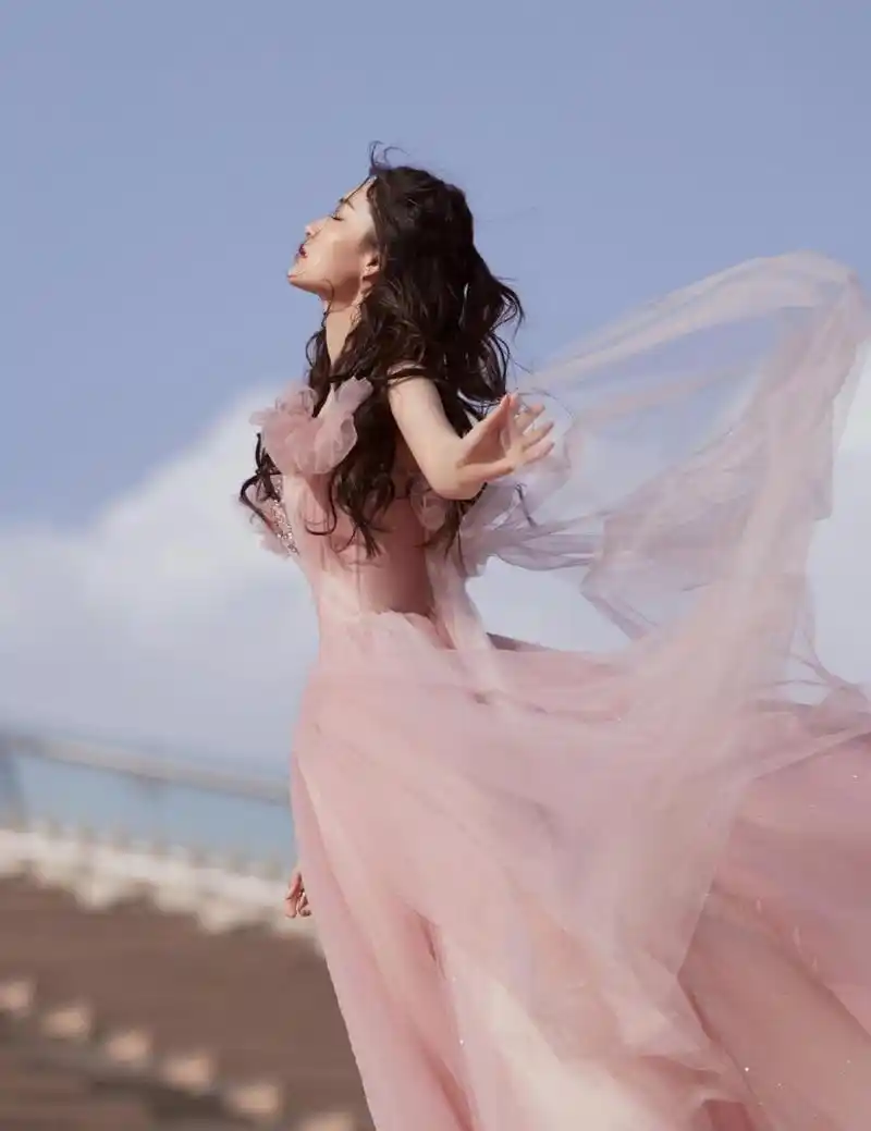 看李沁穿着粉色礼服浪漫飘逸,仙气飘飘,就像仙女下凡了#李沁# #娱乐