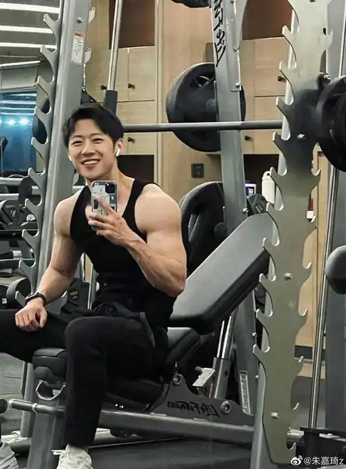 这是49岁苏有朋的身材?_网易订阅