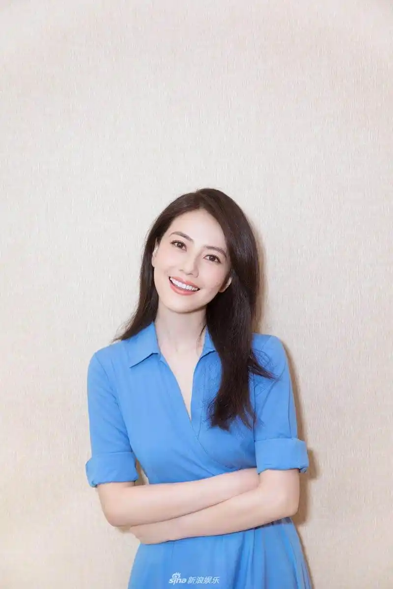 高圆圆蓝色长裙清新甜美 披肩长发妩媚动人