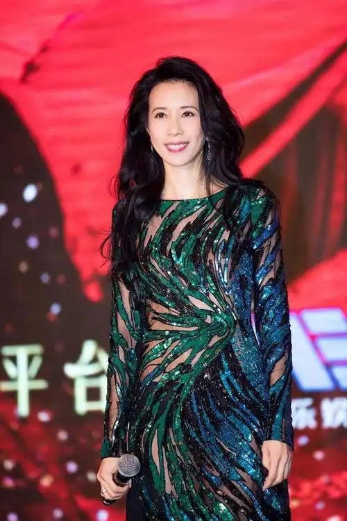 48岁莫文蔚真胆大!这么暴露的衣服都敢穿,网友:身材好就是任性