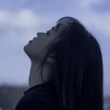 意境女头像伤感仰望着天空发呆的