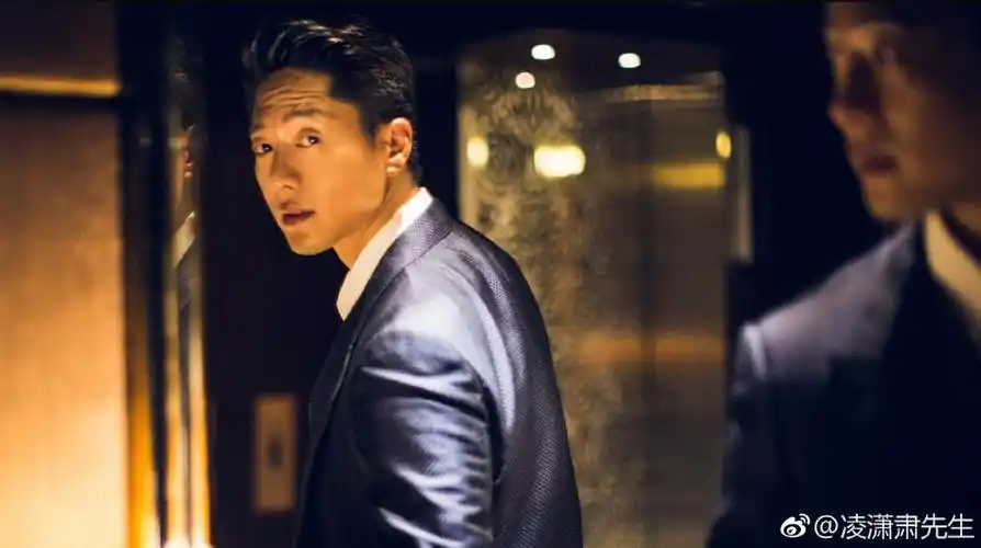 1999年,凌潇肃考取了北京电影学院表演系,2002年,凌潇肃在影片《关中